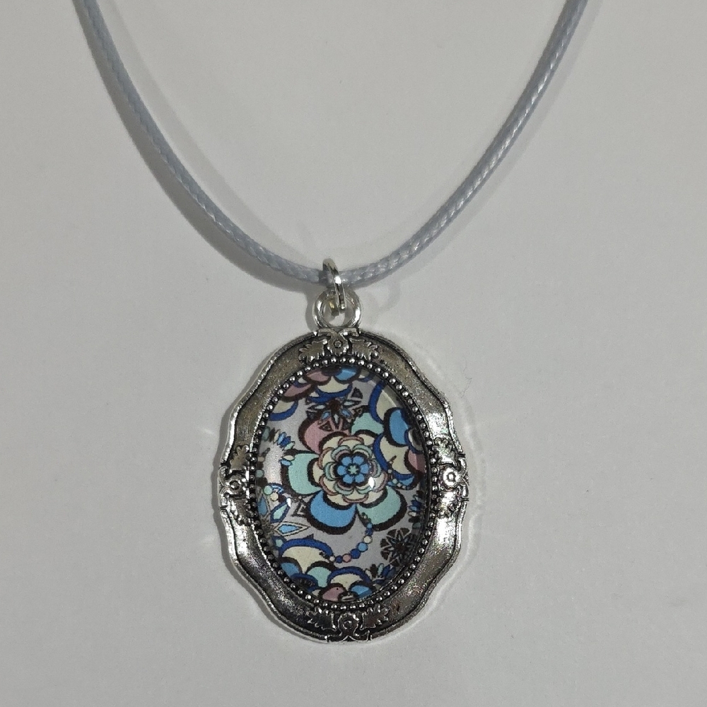 Vintage-Style Silver Floral Oval Pendant Necklace – Blue Pattern Art Charm, 18" - Picture 3 of 9